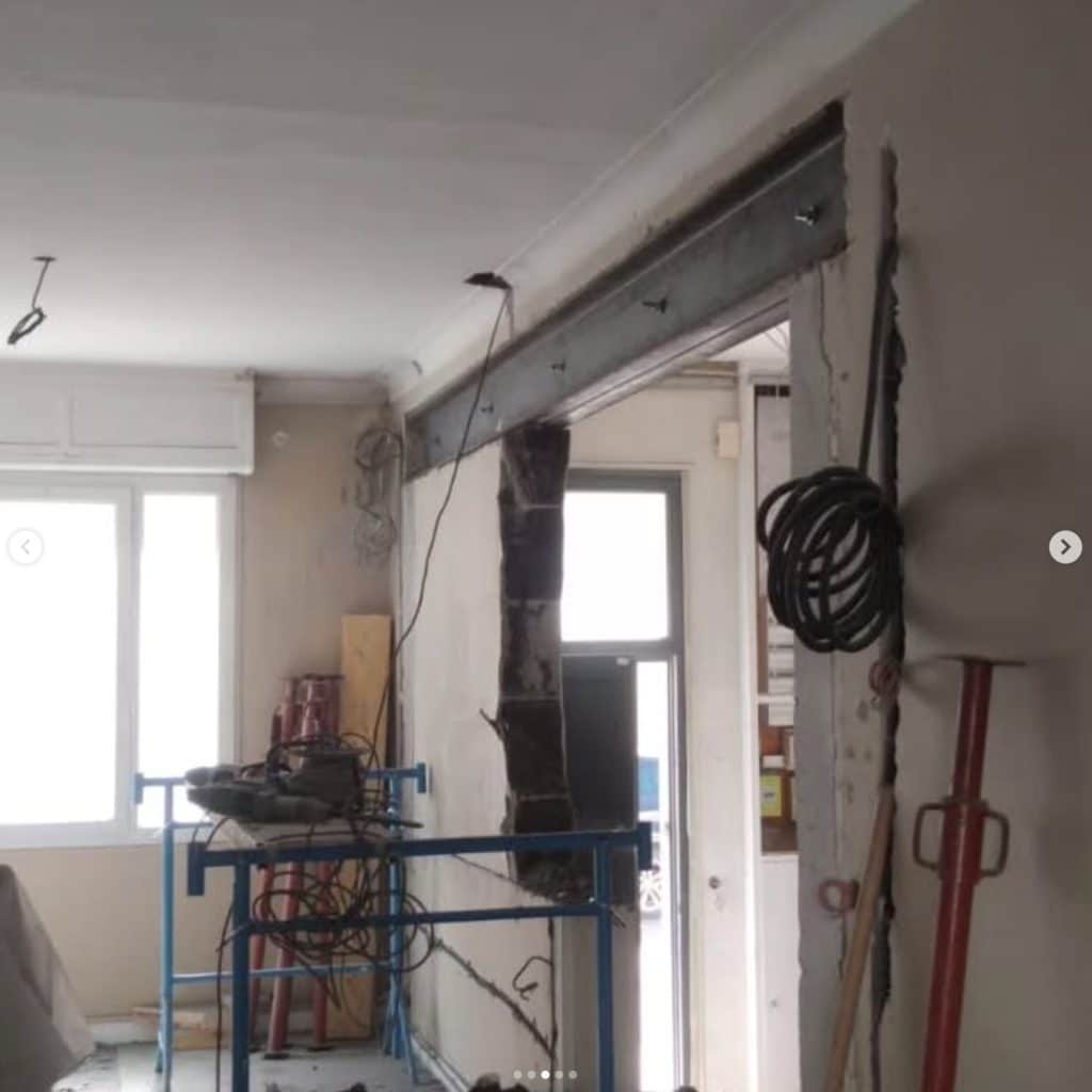 Détail de la pose d'une poutre IPN lors de l'ouverture d'un mur porteur, phase chantier