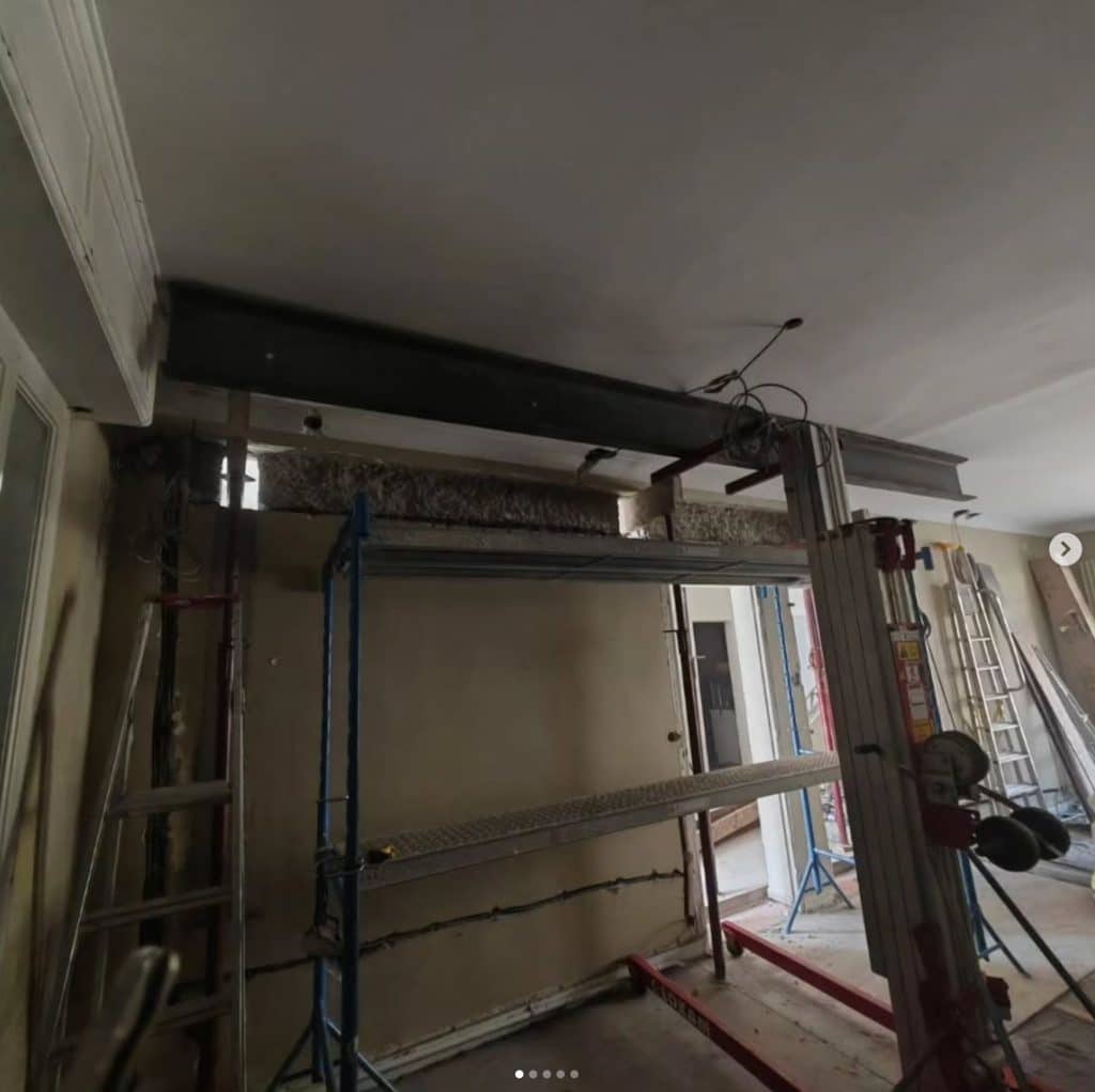 Vue du gros œuvre avec installation de poutre IPN, échafaudage et escabeau sur le chantier
